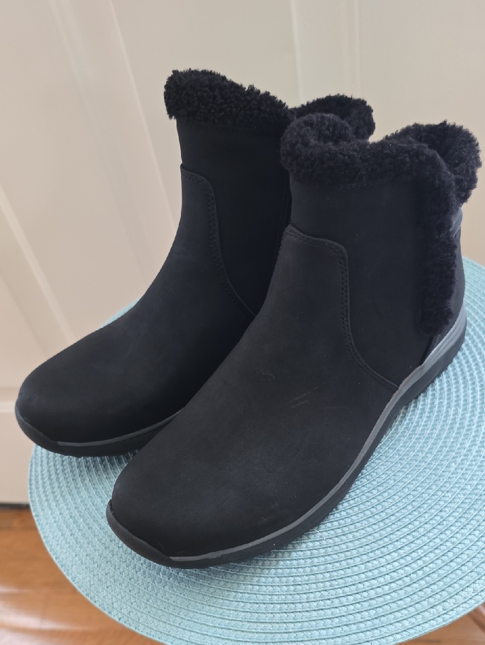 BARETRAPS BRAND WOMEN'S BLACK SHORT WINTER BOOTS SIZE 9